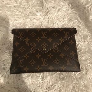 Louis Vuitton pouche